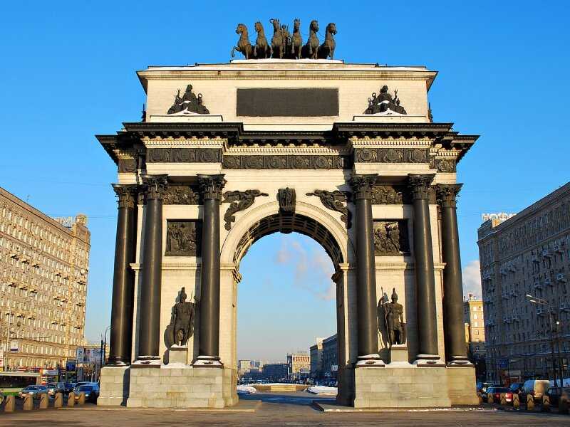 Триумфальная арка в Москве, расположенная на Кутузовском проспекте, недалеко от Поклонной горы, является уникальным объектом исторического и культурного наследия Вряд ли в российской столице можно найти еще один памятник старины, который бы за всё время с
