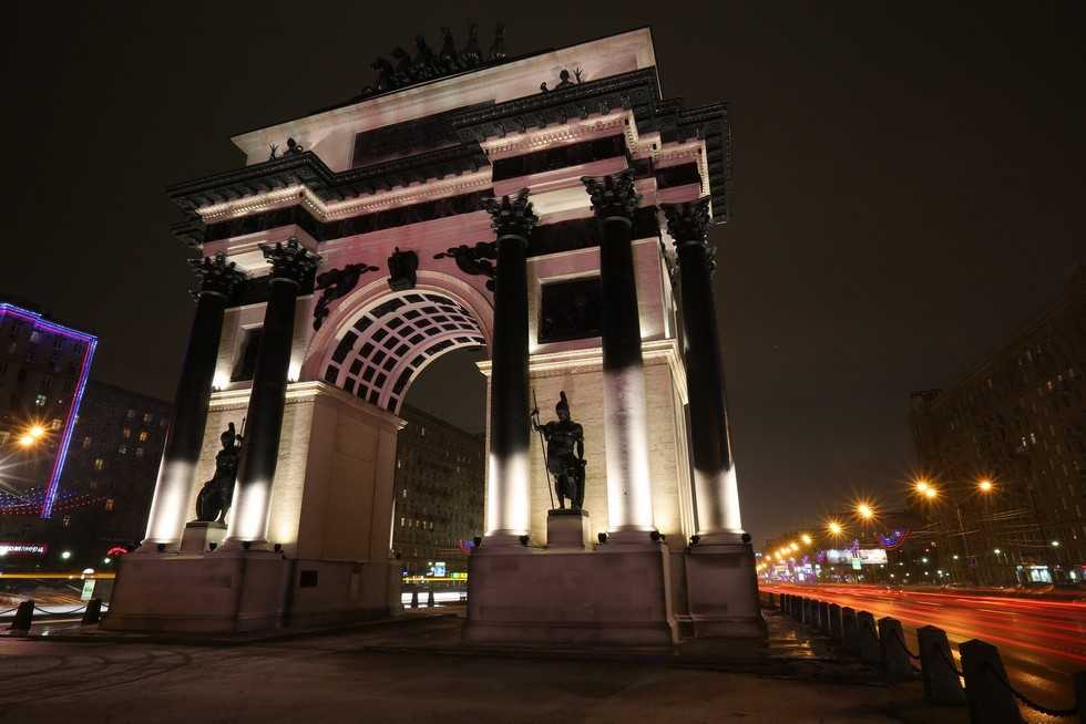 В москве демонтировали несколько скульптур с триумфальной арки на кутузовском проспекте. новости. первый канал