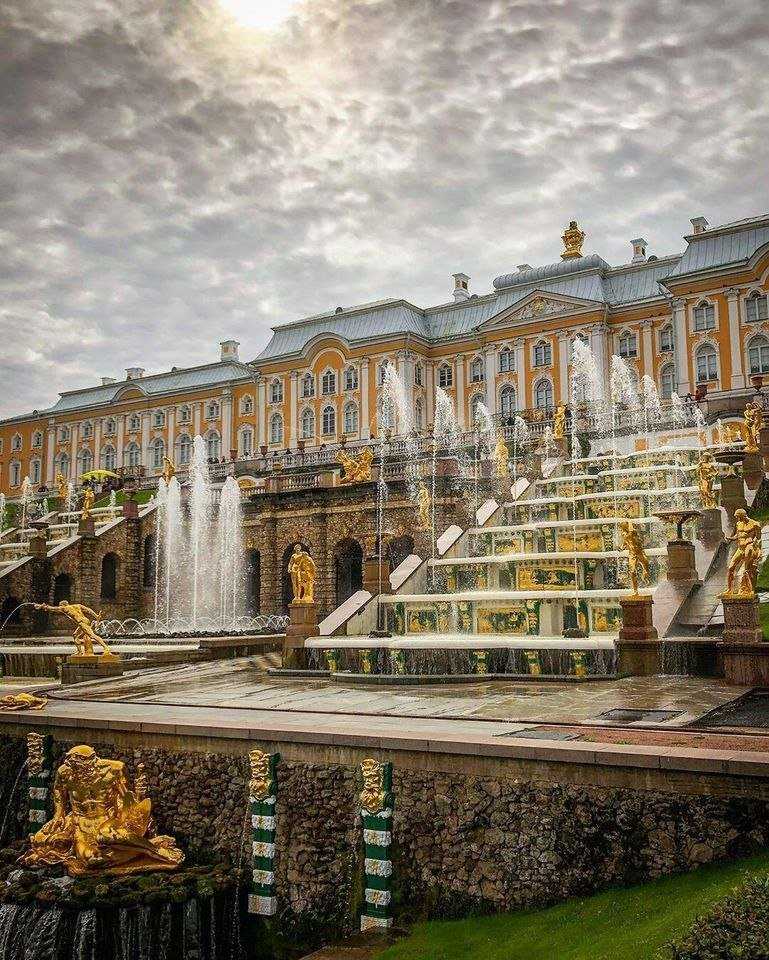 Дворцово-парковый ансамбль петергоф: большой дворец, нижний парк и верхний сад