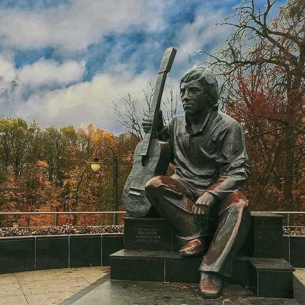 Поклонники твардовского добивались памятника поэту 42 года