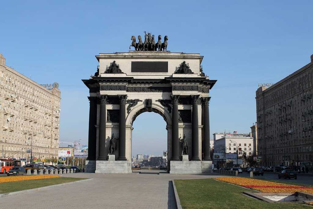 В москве демонтировали несколько скульптур с триумфальной арки на кутузовском проспекте