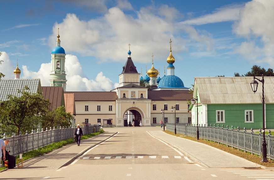 10 самых известных монастырей россии
