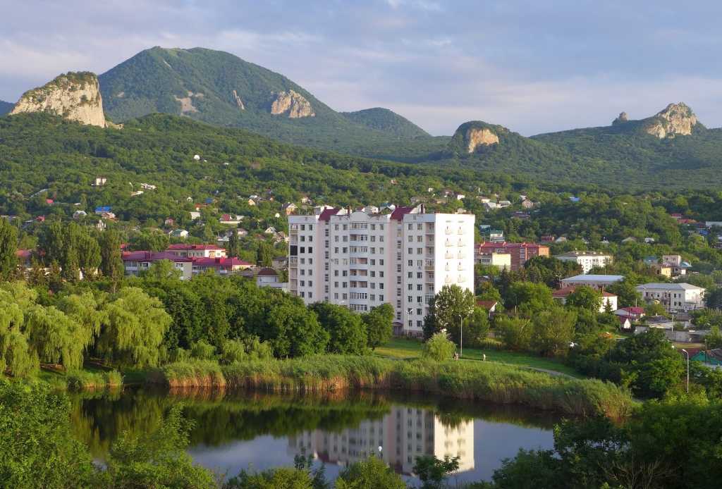 Кавказские минеральные воды регион кавказских минеральных вод часто называют земным раем, сравнивая его города кисловодск, пятигорск, ессентуки, железноводск, - презентация