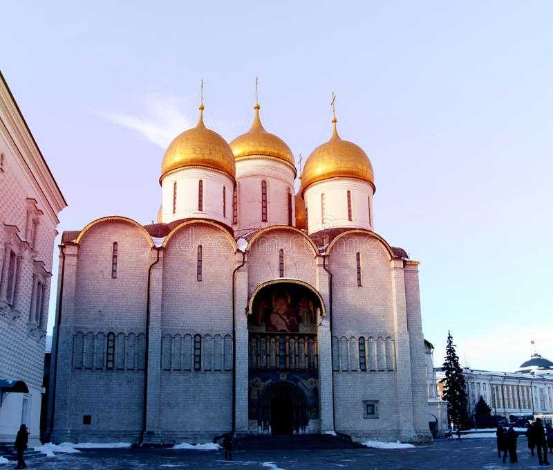 Патриарший успенский собор московского кремля в москве