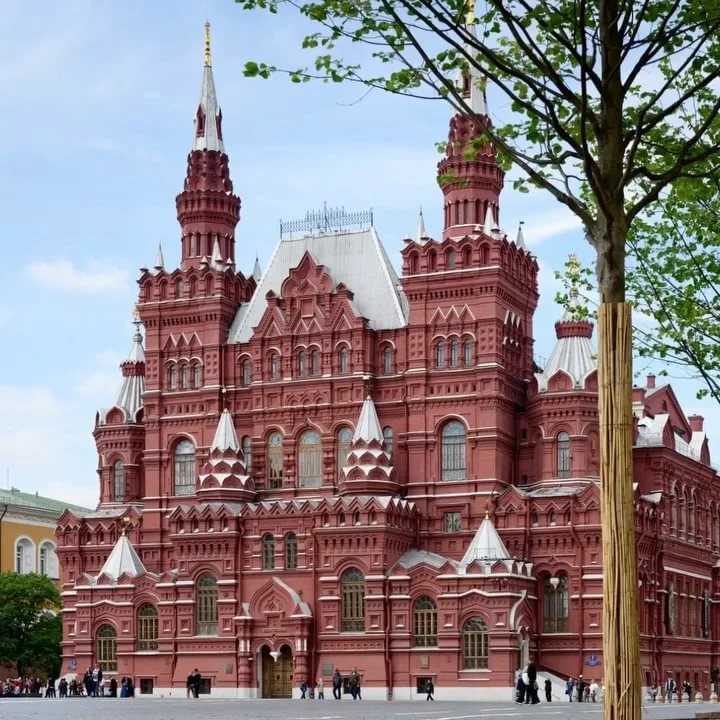 Исторический музей на Красной площади Москвы является самым крупным национальным музеем России