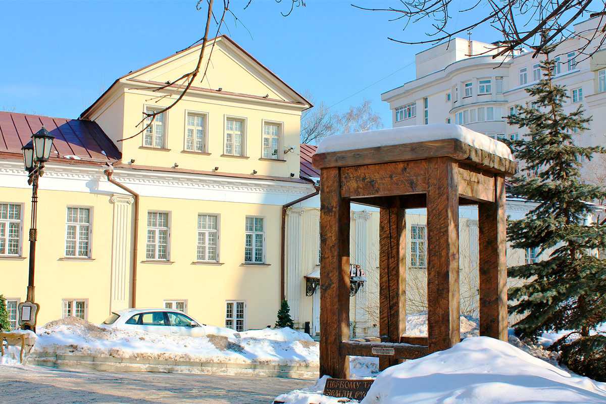 памятник табурету в каком городе