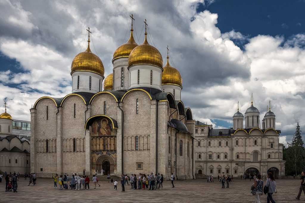 Успенский собор служил местом погребения почти всех московских святителей Он многократно страдал от пожаров,