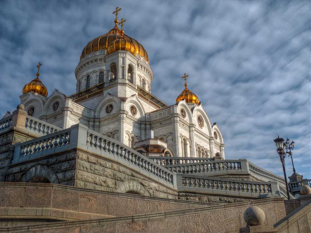 Храм, бассейн, снова храм: как менялся главный кафедральный собор россии