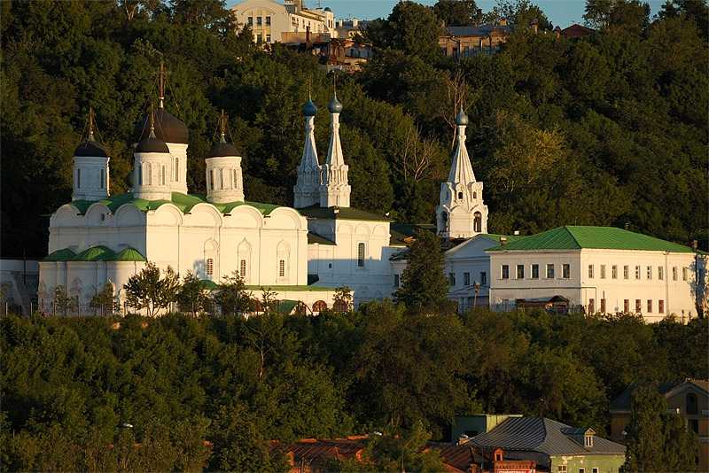Благовещенский монастырь — древнейшая обитель в Нижнем Новгороде, основанная в 1221 году. Белокаменный монастырь расположен в Нижегородском районе, на правом, высоком берегу Оки, недалеко от её впадения в Волгу. Основателями Благовещенского монастыря стал