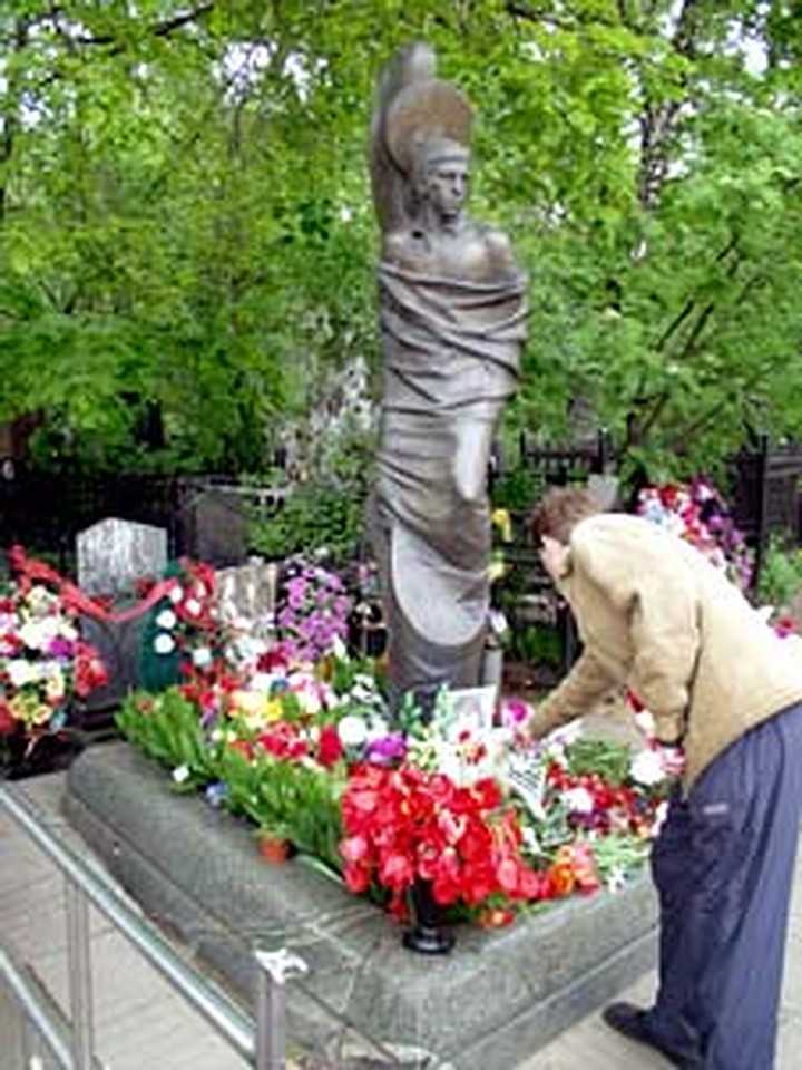 Памятник Высоцкому в Москве — бронзовый монумент известному поэту, барду и актеру, расположенный в конце Страстного бульвара, возле площади Петровских ворот