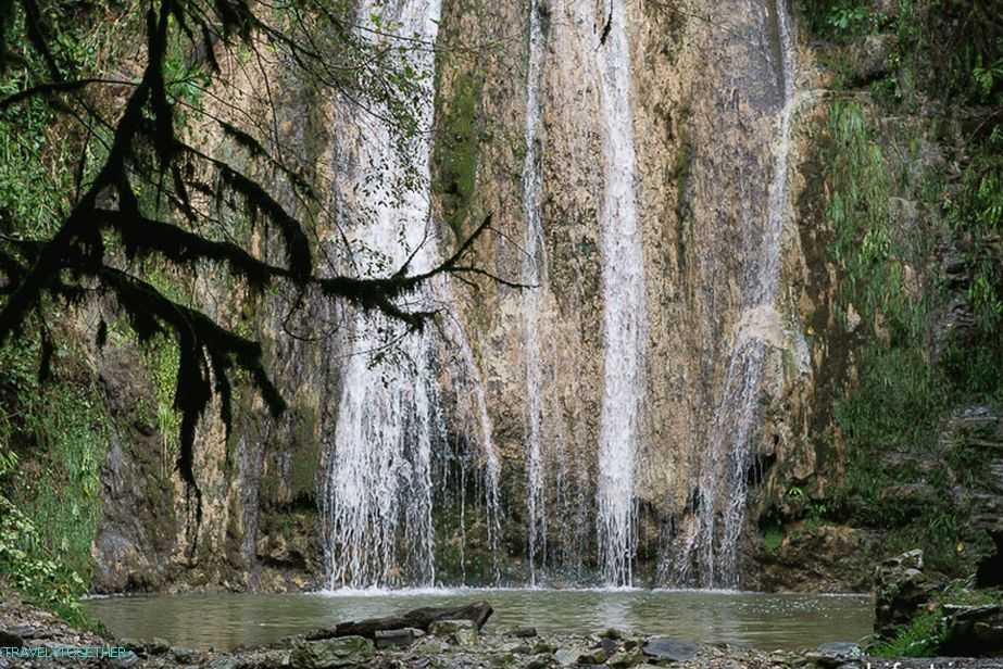 33 водопада на реке шахе