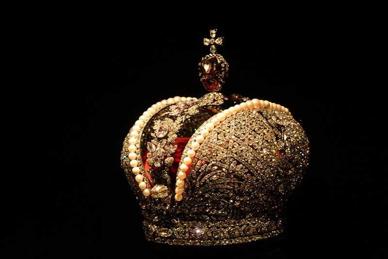 Какие драгоценности российских монархов хранятся в алмазном фонде московского кремля
