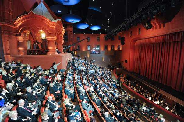 Заверните в большой: какие премьеры представят музыкальные театры | статьи | известия