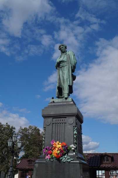 Памятники пушкину в москве