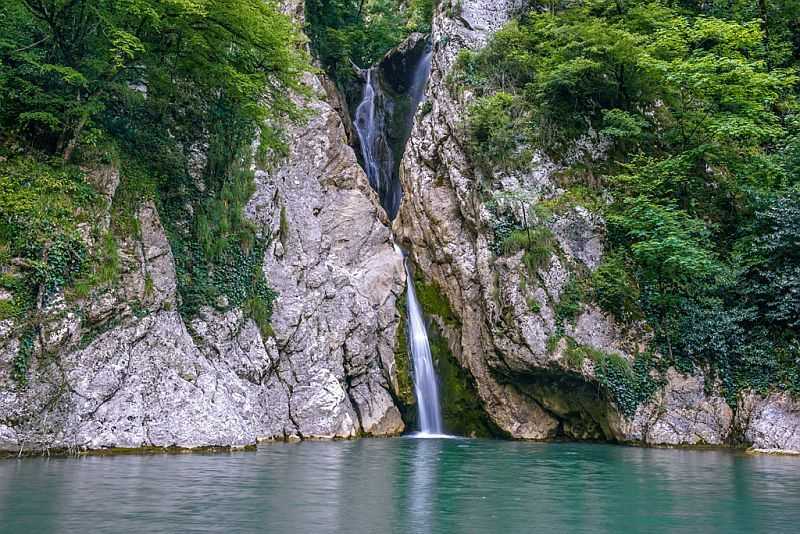 Чарующая красота агурских водопадов - travel edge