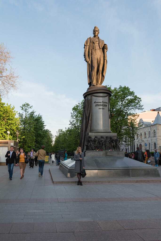 Памятник а.с. грибоедову в москве