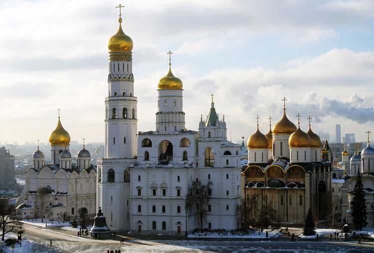 Что расположено на территории московского кремля: соборы и музеи