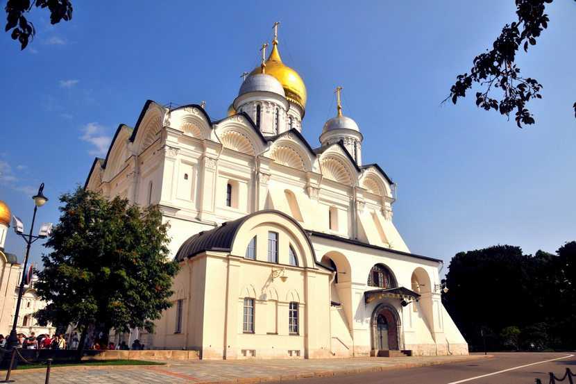 Украшение московского кремля – архангельский собор снаружи и изнутри