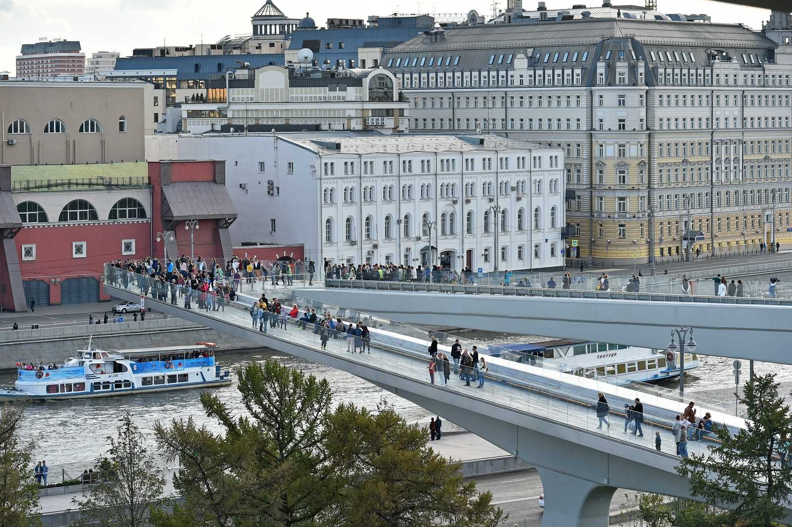 Пространства в москве. Зарядье. Здание напротив парка Зарядье. Мост на месте гостиницы Россия. Жилой дом напротив парка Зарядье.