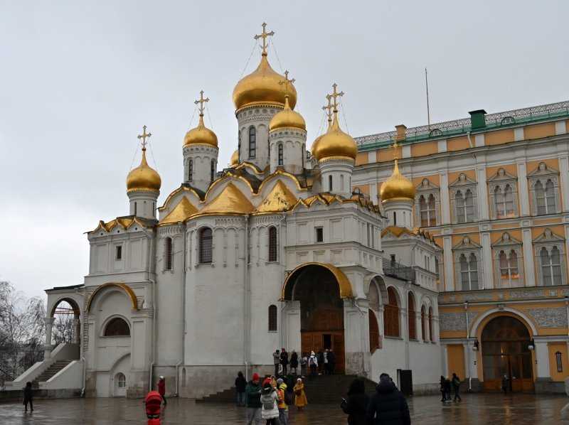 Таким кремль мы еще не видели: спасская башня и рубиновые звезды с высоты птичьего полета