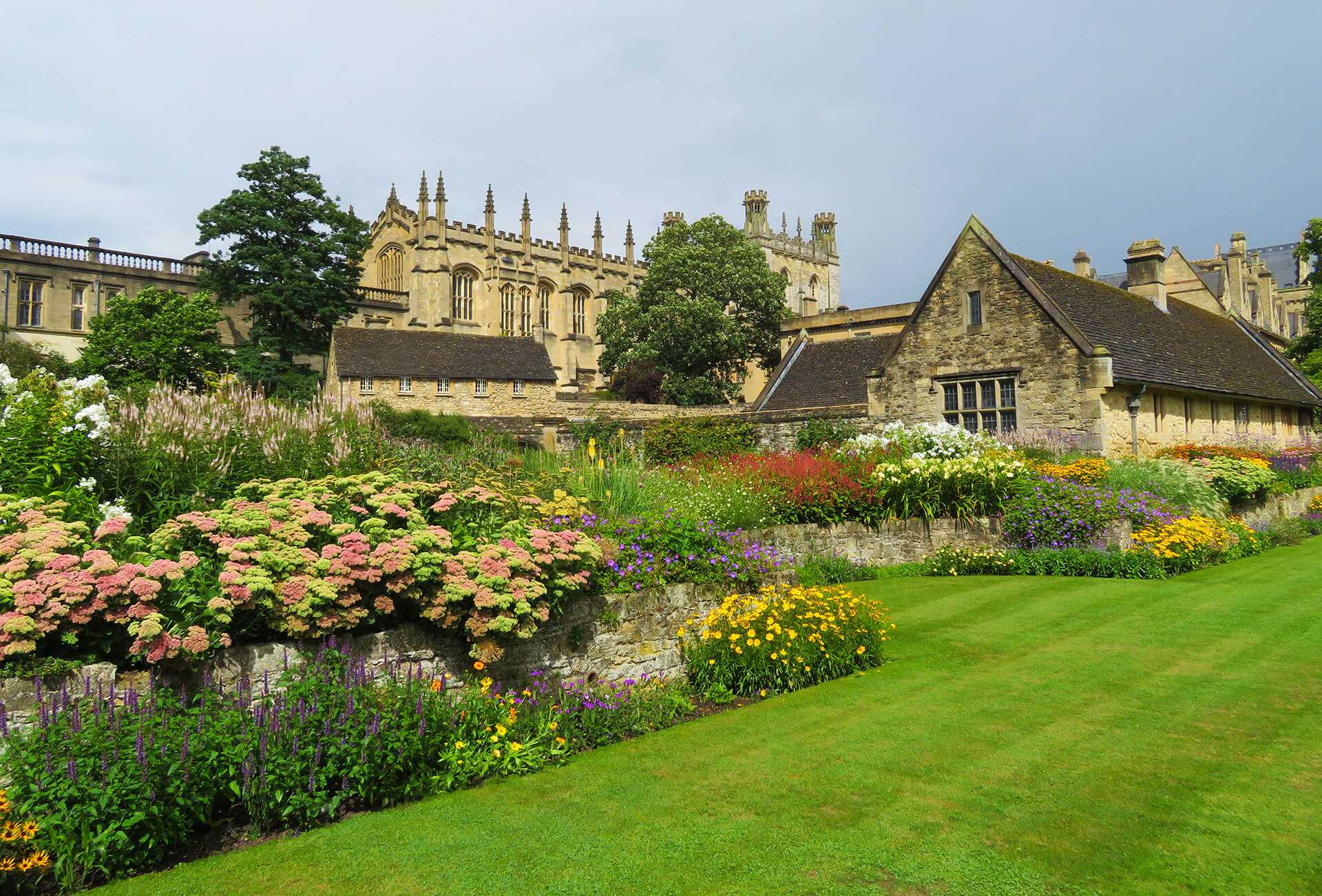 H in england. Ботанический сад Оксфорда. Оксфорд университет сад. Дендрарий Оксфордского университета. Ботанический учебный сад Оксфордского университета в Британии.