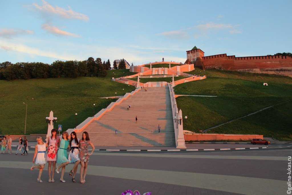 Чкаловская лестница, памятник чкалову и катер "герой"