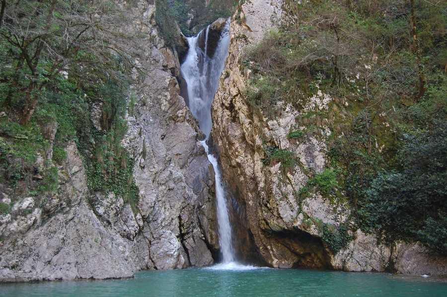Агурские водопады в агурском ущелье, хостинский район сочи