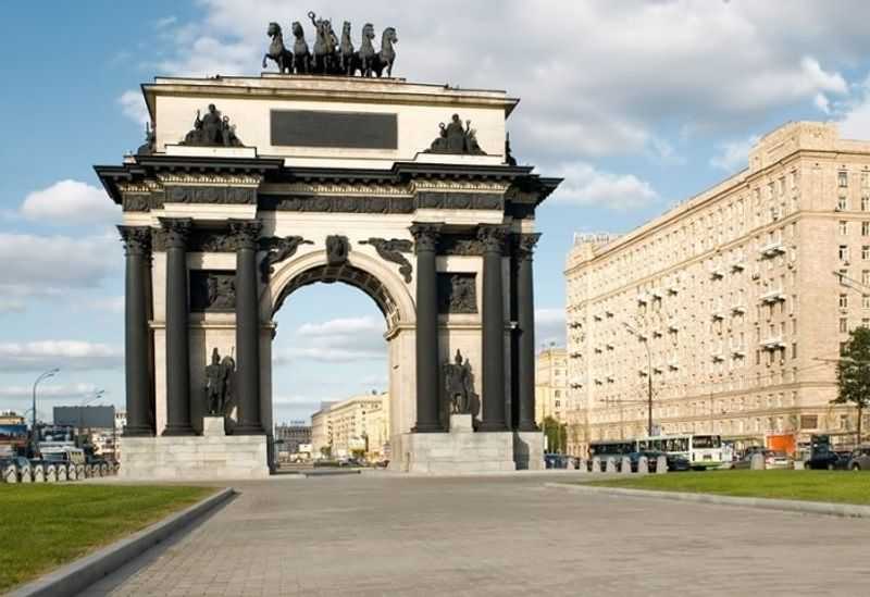 В москве демонтировали несколько скульптур с триумфальной арки на кутузовском проспекте. новости. первый канал