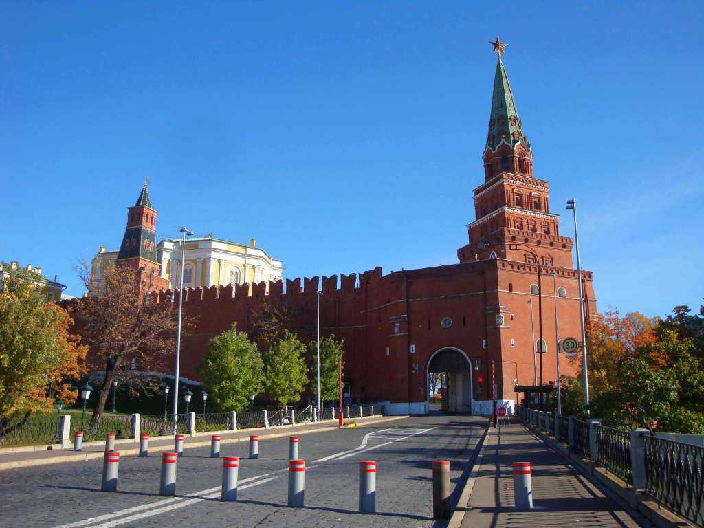 Московский кремль (en: moscow kremlin) москва обои, картинки, скачать 29 обои на рабочий стол. красивые бесплатные фото городов для рабочего стола