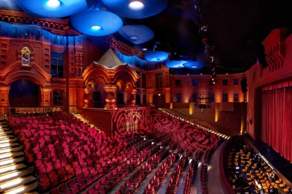 Геликон-Опера – популярный у москвичей и гостей столицы музыкальный театр Каждый сезон его артисты исполняют для публики около 200 постановок, и в зале неизменно аншлаг