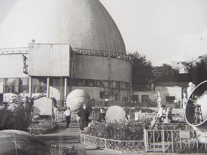 Московский планетарий был открыт для публики в 1929 году Это самый старый планетарий в России После длительной реконструкции с 1994 по 2011 год он превратился в современный научный, образовательный и развлекательный центр