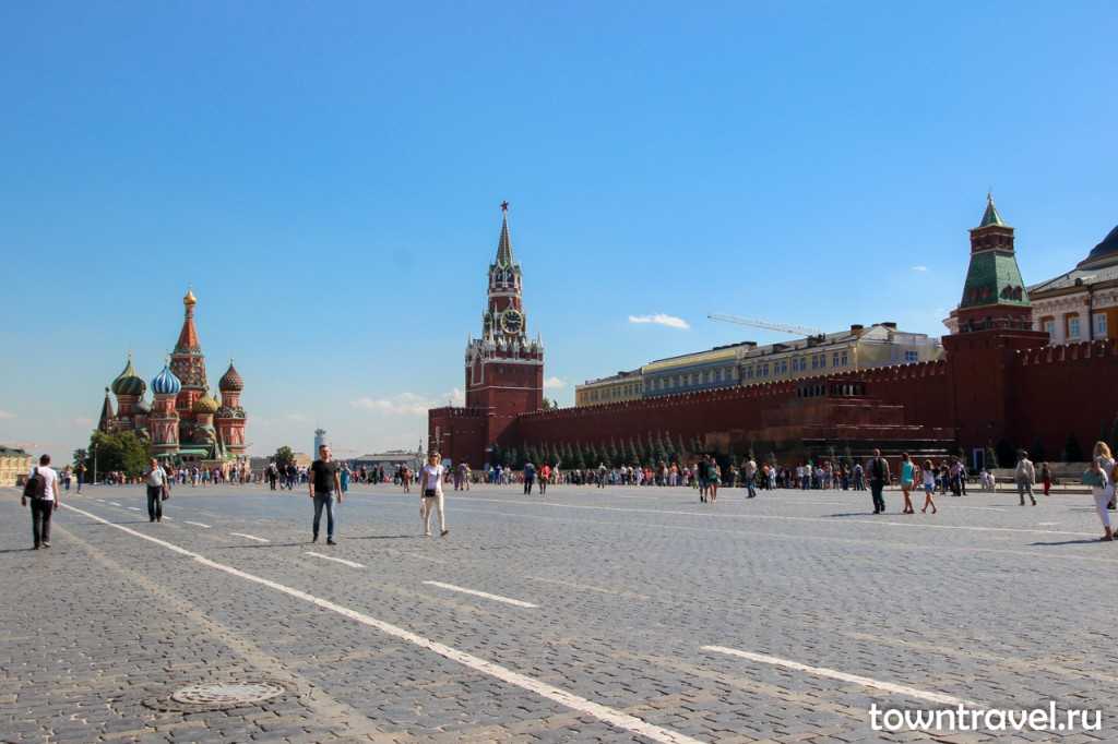 Таким кремль мы еще не видели: спасская башня и рубиновые звезды с высоты птичьего полета