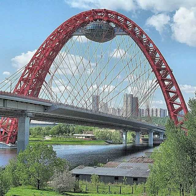 Конструкция вантового живописного моста: арка, смотровая площадка, ресторан, загс