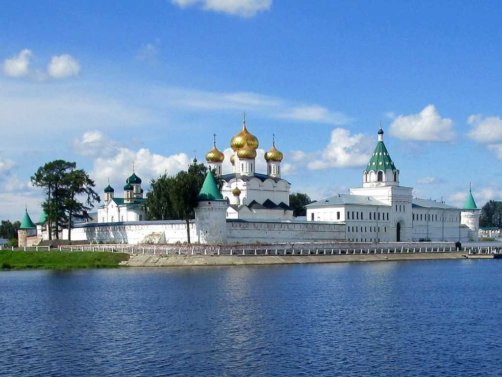 Свято-троицкий ипатьевский монастырь в костроме