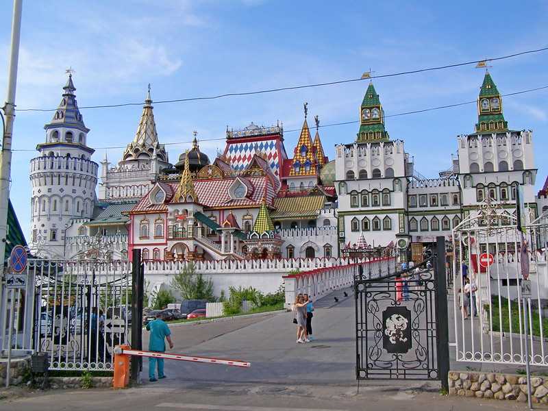 Измайловский Кремль представляет собой огромный культурно-развлекательный комплекс, расположенный на востоке Москвы Он был спроектирован по старинным чертежам царской резиденции, заложенной здесь еще при отце Петра I — царе Алексее Михайловиче Выдержанный