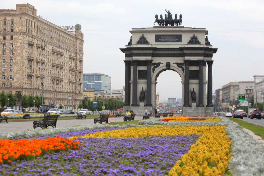 В москве демонтировали несколько скульптур с триумфальной арки на кутузовском проспекте