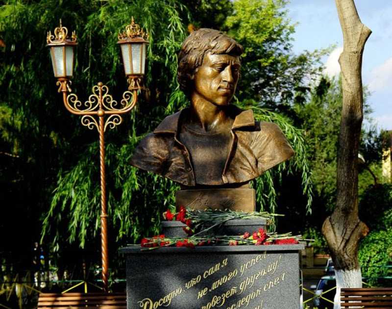 В москве открыли памятник поэту-фронтовику, автору легендарного «василия тёркина» а. твардовскому