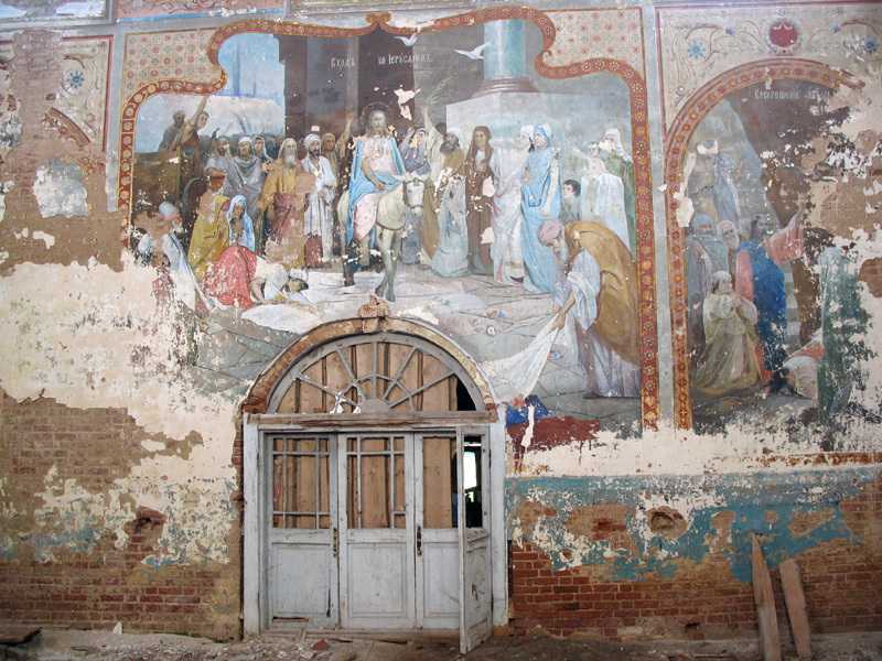 Храм благовещения пресвятой богородицы,серединское: заброшенная, но действующая церковь рядом с кладбищем и старинной усадьбой, чудом появляются фрески