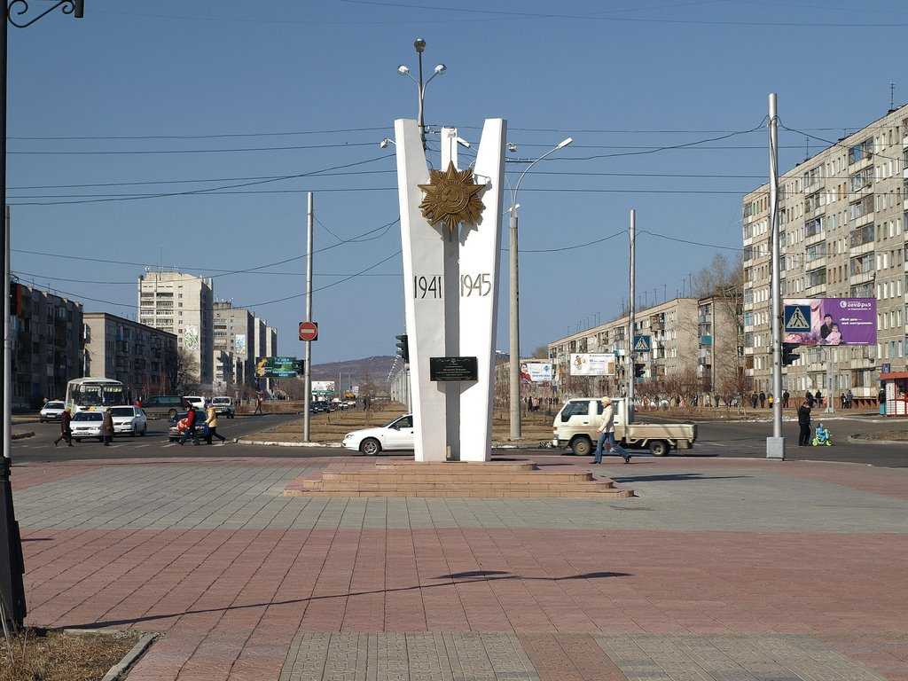 Проспект победы комсомольск на амуре. Комсомольск на Амуре стела. Стелла города Комсомольск на Амуре. Комсомольск на Амуре памятная стела. Мемориал 60 летия Победы Комсомольск на Амуре.