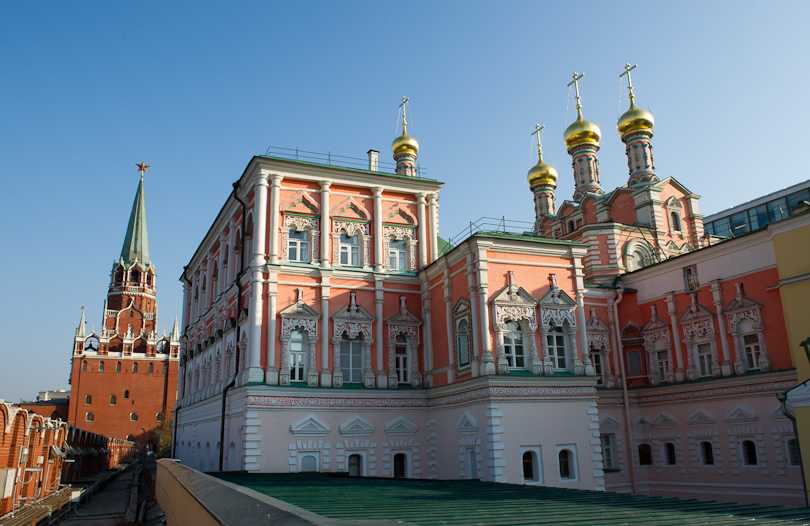 Московский Кремль находится в самом центре Москвы, на высоком берегу Москвы-реки Его мощные стены и башни, златоверхие храмы, древние терема и дворцы возвышаются над Москвой-рекой и образуют красивейший архитектурный ансамбль