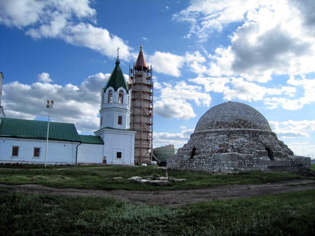 Современная белая мечеть в болгаре – древнем городе татарстана