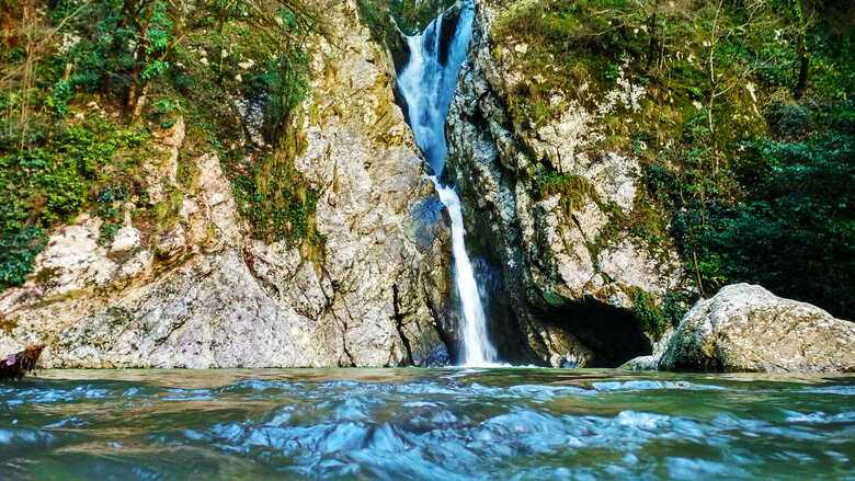Агурские водопады и скала прометея