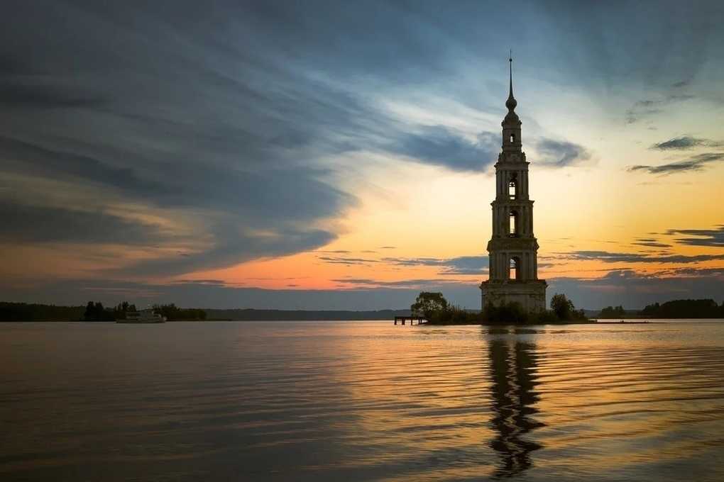Затопленная колокольня никольского собора в калязине