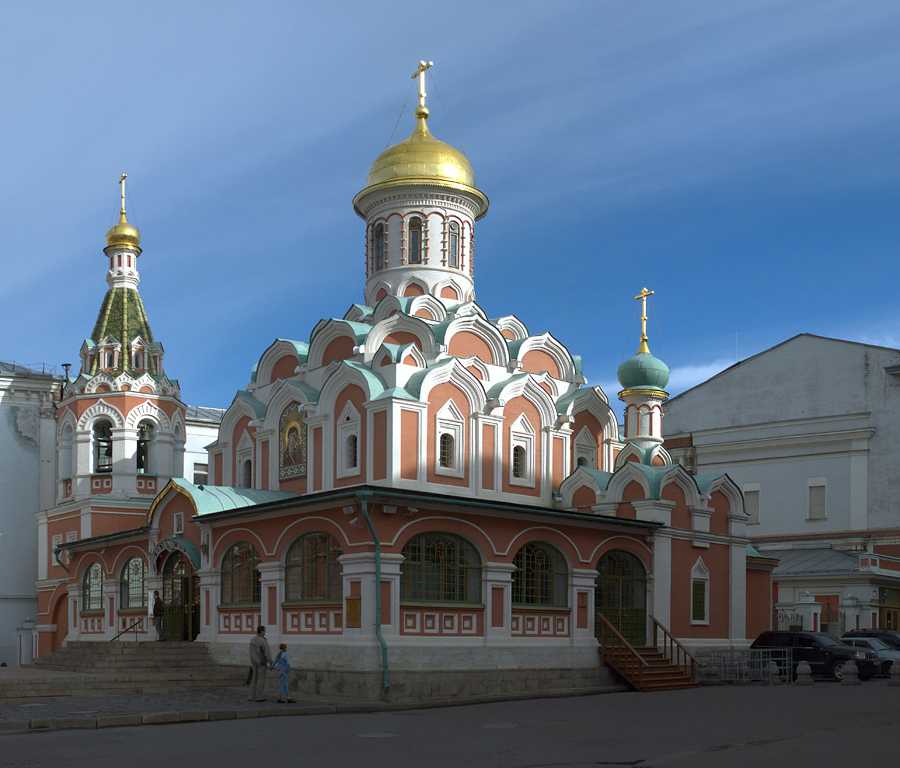 Казанский собор на Красной площади в Москве только благодаря случайности сохранил свои первоначальные черты